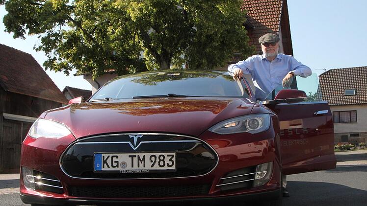 Kein Kiosk, kein Internet und keine Toilette: Tesla-Fahrer Eberhard Mayer findet Volkers als Standort für einen Supercharger eher ungeeignet. Foto: Ulrike Müller