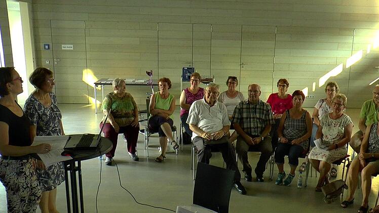 Angelika Schmidt und Johanna Muckelbauer (von rechts) informierten die Besucher des "Letzten Hilfe-Kurses", wie sie ihren Angeh&ouml;rigen das Sterben erleichtern k&ouml;nnen.Christian Licha