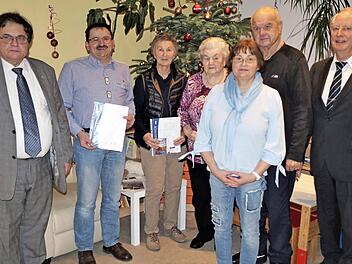 Bei der vorweihnachtlichen Feier konnte VdK-Kreisvorsitzender Heinz Wittmann (rechts) langj&auml;hrige Mitglieder auszeichnen. Dazu geh&ouml;rten (von links) VdK-Ortsverbandsvorsitzender Otto-Karl Fischer (zehn Jahre), Otto Graf (20 Jahre), Sieglinde Stettner und Walburga Kirster (25 Jahre) sowie Ilona Nu&szlig;beck (zehn Jahre). Eine besondere Ehrung erhielt der langj&auml;hrige Kassierer Armin Pfaff (hinten) f&uuml;r seine ehrenamtliche T&auml;tigkeit beim VdK. Foto: Heinz Marr