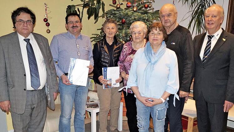 Bei der vorweihnachtlichen Feier konnte VdK-Kreisvorsitzender Heinz Wittmann (rechts) langj&auml;hrige Mitglieder auszeichnen. Dazu geh&ouml;rten (von links) VdK-Ortsverbandsvorsitzender Otto-Karl Fischer (zehn Jahre), Otto Graf (20 Jahre), Sieglinde Stettner und Walburga Kirster (25 Jahre) sowie Ilona Nu&szlig;beck (zehn Jahre). Eine besondere Ehrung erhielt der langj&auml;hrige Kassierer Armin Pfaff (hinten) f&uuml;r seine ehrenamtliche T&auml;tigkeit beim VdK. Foto: Heinz Marr