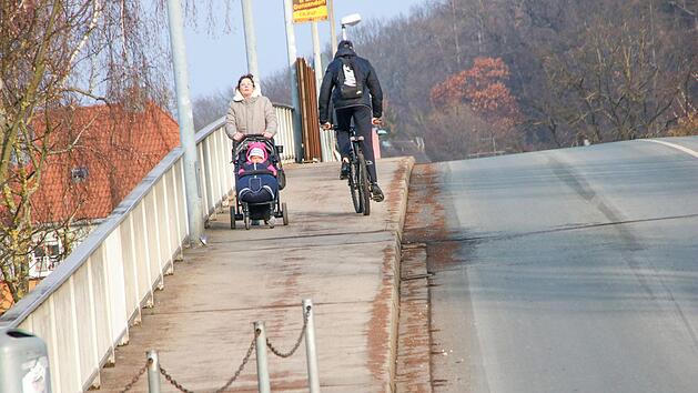 Schon jetzt wird es knapp  im Begegnungsverkehr  auf der Piasten-Br&uuml;cke:  Nach der Erneuerung im Jahr 2020 wird den Fu&szlig;g&auml;ngern und  Radfahrern ein   1,75 Meter schmaler   Weg  bleiben. Josef Hofbauer