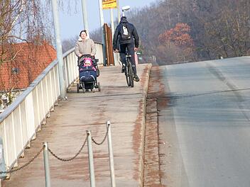 Schon jetzt wird es knapp  im Begegnungsverkehr  auf der Piasten-Brücke:  Nach der Erneuerung im Jahr 2020 wird den Fußgängern und  Radfahrern ein   1,75 Meter schmaler   Weg  bleiben. Josef Hofbauer