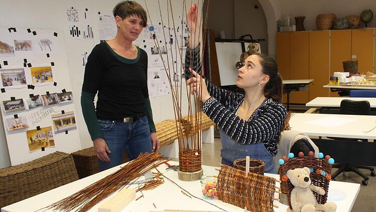 Handwerksmeisterin Brigitte Klitzner (links) geht mit Korbstadtkönigin Alicia alle Schritte bei der Herstellung der Flechtarbeiten durch. Grundschüler werden unter ihrer Anleitung einen Stiftehalter, ein Segelboot oder den Teddy-Thron flechten dürfen.  Fotos: Popp