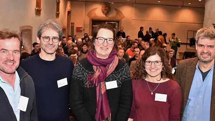 Die Organisatoren des Symposiums: (von links) Edgar Thomas und Georg Scheuring (Bayerischer Bauernverband, Kreisverband Bad Kissingen), Corinna Ullrich (Projektmanagerin Ökomodellregion Rhön-Grabfeld), Alana Steinbauer (Bayerische Verwaltung Unesco-Biosphärenreservat  Rhön) sowie Michael Diestel (Bayerischer Bauernverband, Kreisverband Rhön-Grabfeld). Foto: Anna-Lena Bieneck