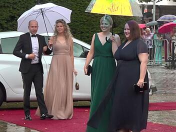 Bayreuther Festspiele: Ricarda Lang und Katharina Schulze fahren mit besonderem Auto vor