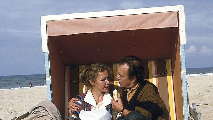 Als Urlaubsregionen noch Sehnsuchtsorte waren: Schwester Christa (Gaby Dohm) und Professor Brinkmann (Klausj&uuml;rgen Wussow) genie&szlig;en unbeschwerte Urlaubstage.