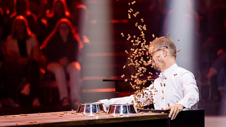 Joko Winterscheidt muss bei einem Studiospiel einstecken.