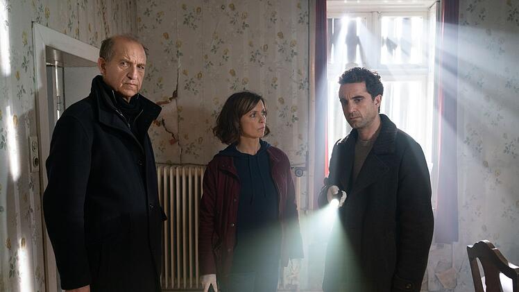 Carl Sievers (Peter Heinrich Brix, links), Ina Behrendsen (Julia Brendler) und Hinnerk Feldmann (Oliver Wnuk) f&uuml;hlen sich unwohl in einem Haus, in dem eine Leiche gefunden wurde. Im Sylter Traditionsgeb&auml;ude h&ouml;rt man Stimmen und Kacheln fallen wie von alleine die Wand hinunter.