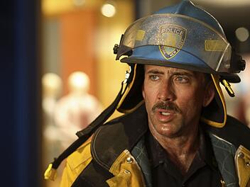 John McLoughlin (Nicolas Cage) wird nach dem Einschlag des ersten Flugzeugs zum Ort des Geschehens gerufen.