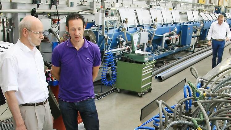 Schon eine kleine Änderung in der Zusammensetzung der Ausgangsstoffe reicht, um das Produkt zu verändern: Firmenchef Johannes Weber im Gespräch mit dem belgischen Kunden Luc Wallican. Das Kronacher Unternehmen versucht, im Technikum die Produktion von Fensterprofilen zu optimieren.