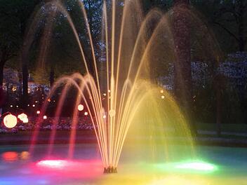 Die Entscheidung, die Kurgartenbeleuchtung zu verschieben, machte sich bezahlt, denn so kamen die Illuminationen bei gutem Wetter zur Geltung. Fotos: Björn Hein