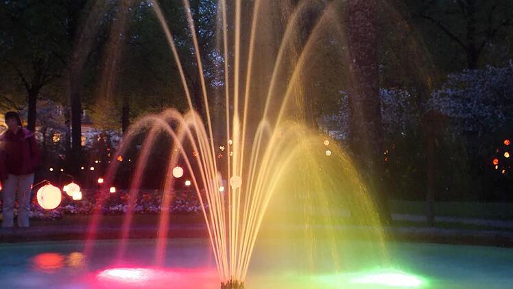 Die Entscheidung, die Kurgartenbeleuchtung zu verschieben, machte sich bezahlt, denn so kamen die Illuminationen bei gutem Wetter zur Geltung. Fotos: Björn Hein