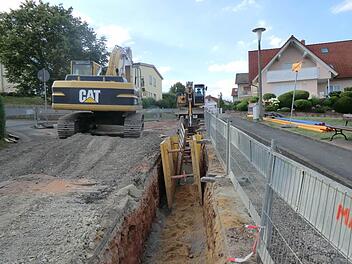 Straßenbau: Durch die Arbeiten im Bereich der Schulstraße wurde auch dieser Teil der Straße mit Gehsteig so beschädigt, dass eine Reparatur nicht mehr sinnvoll ist. Ein Neuausbau soll jetzt erfolgen.  Foto: Günther Straub