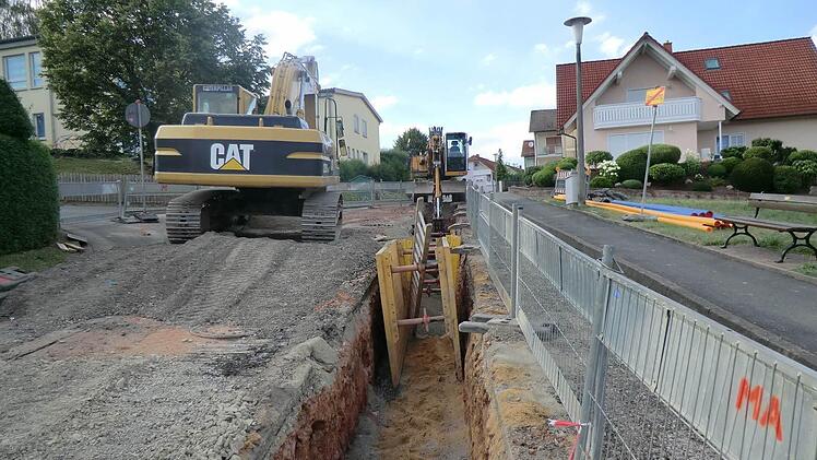 Straßenbau: Durch die Arbeiten im Bereich der Schulstraße wurde auch dieser Teil der Straße mit Gehsteig so beschädigt, dass eine Reparatur nicht mehr sinnvoll ist. Ein Neuausbau soll jetzt erfolgen.  Foto: Günther Straub