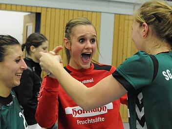 Nach dem Schlusspfiff schreit Torfrau Pia Kunzmann (Mitte) ihre Freude heraus. Anna Zimmer (links) und Franziska Thomas (rechts) feiern mit ihr den 22:20-Sieg der SG Garitz/Nüdlingen. Foto: Hopf