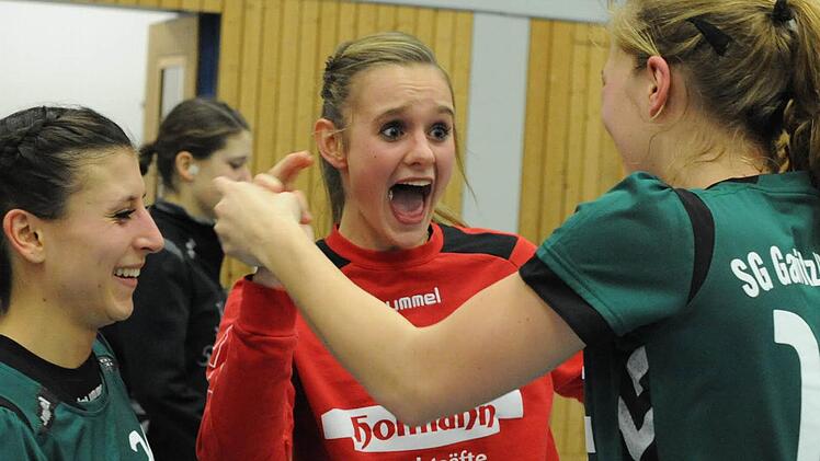 Nach dem Schlusspfiff schreit Torfrau Pia Kunzmann (Mitte) ihre Freude heraus. Anna Zimmer (links) und Franziska Thomas (rechts) feiern mit ihr den 22:20-Sieg der SG Garitz/Nüdlingen. Foto: Hopf