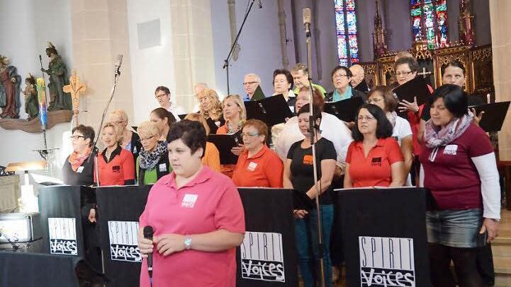Der Chor Spirit Voices, mit Solistin Monika Urban (vorne), begeisterte mit seinem abwechslungsreichen Liedrepertoire die Zuhörer in der Stadtpfarrkirche St. Johannes der Täufer in Kronach. Foto: Karl-Heinz Hofmann