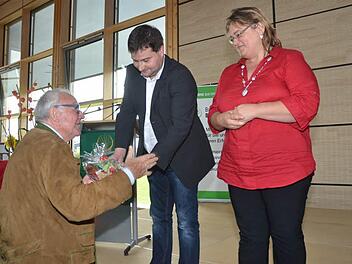Ortsobmann Matthias Vetter und Ortsbäuerin Angelika Melzer zeigen sich dankbar gegenüber dem Sponsor der Rennsteighalle, Joachim Wiegand. Ohne diese Halle hätte Steinbach am Wald das Kreiserntedankfest nicht ausrichten können.  Foto: Karl-Heinz Hofmann