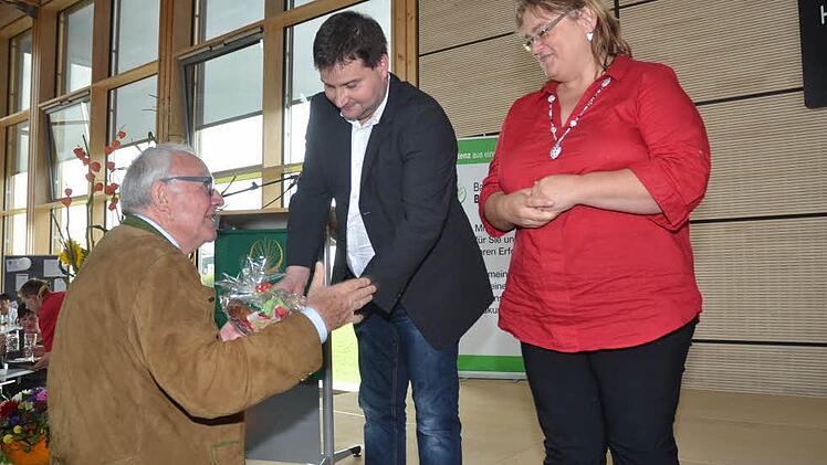 Ortsobmann Matthias Vetter und Ortsbäuerin Angelika Melzer zeigen sich dankbar gegenüber dem Sponsor der Rennsteighalle, Joachim Wiegand. Ohne diese Halle hätte Steinbach am Wald das Kreiserntedankfest nicht ausrichten können.  Foto: Karl-Heinz Hofmann