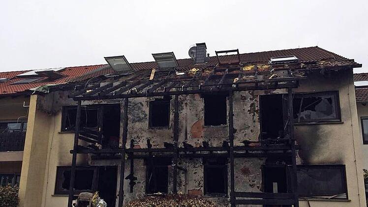Das komplette Gebäude ist nach dem Brand unbewohnbar. Foto: Danny Gandy/Twitter