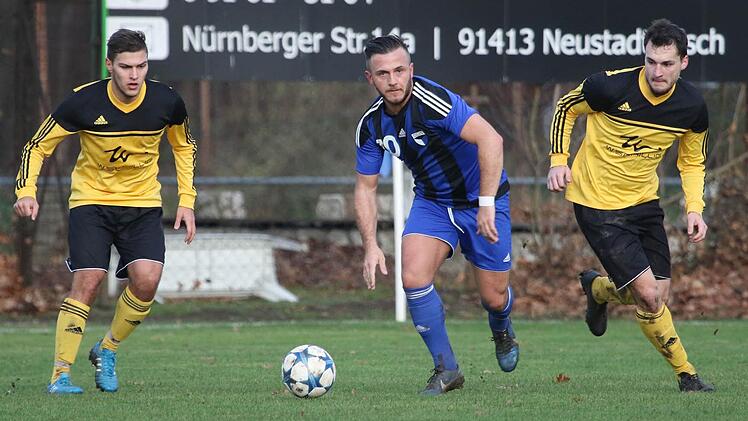 Adem Selmani spielt den Ball vor Marcel Burkard.