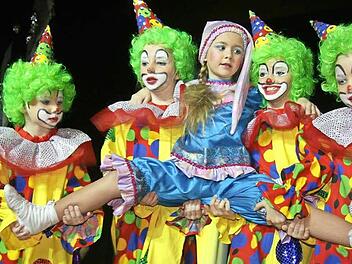 Beim Stadtsteinacher Seniorenfasching haben nicht nur die Älteren ihren Spaß, sondern die kleinen Tänzerinnen. Sie wollen sich am Samstag, 23. Januar, in der Steinachtalhalle in Bestform präsentieren. Fotos: Sonja Adam