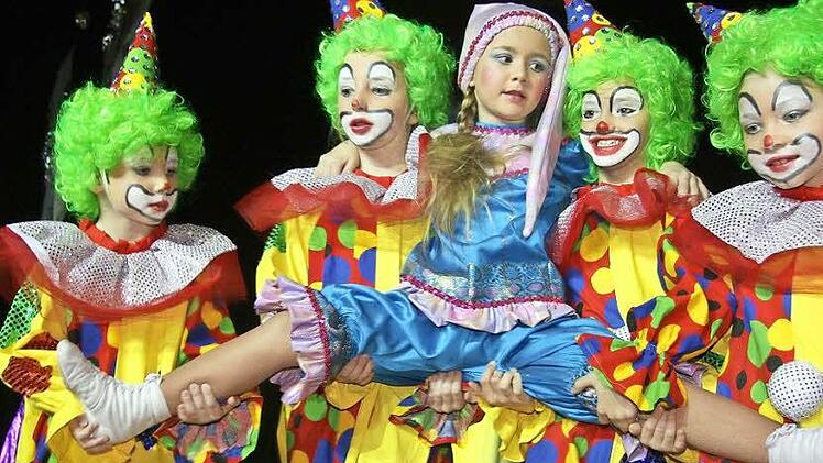 Beim Stadtsteinacher Seniorenfasching haben nicht nur die Älteren ihren Spaß, sondern die kleinen Tänzerinnen. Sie wollen sich am Samstag, 23. Januar, in der Steinachtalhalle in Bestform präsentieren. Fotos: Sonja Adam