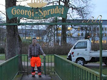 Uwe Meißner vom Bauhof sorgt dafür, dass das Umfeld des Georgi-Sprudels sauber gehalten wird. Außerdem reinigt er regelmäßig die Rohre im Quellpavillon in der Sommerhalle im Georgi-Kurpark. Foto: Ulrike Müller