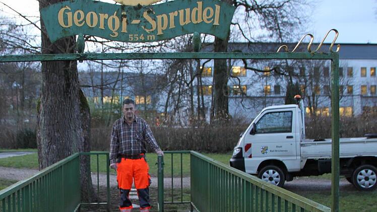 Uwe Meißner vom Bauhof sorgt dafür, dass das Umfeld des Georgi-Sprudels sauber gehalten wird. Außerdem reinigt er regelmäßig die Rohre im Quellpavillon in der Sommerhalle im Georgi-Kurpark. Foto: Ulrike Müller