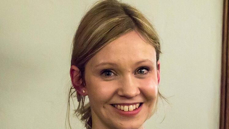 Johanna Rosenzweig hat die Sonderausstellung "Vorhang auf" im Coburger Puppenmuseum konzipiert.Foto: Jochen Berger