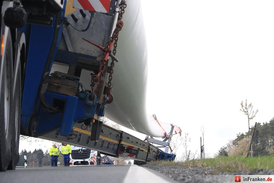 Schwertransport mit Windradflügel landet bei Thurnau im Graben