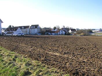 Etwa hier soll die etwa 200 Meter lange Verbindungsstraße zwischen Pyramidenweg und Neue Heimat entstehen.           Foto: Norbert Karbach