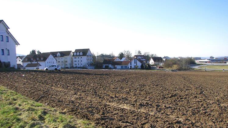Etwa hier soll die etwa 200 Meter lange Verbindungsstraße zwischen Pyramidenweg und Neue Heimat entstehen.           Foto: Norbert Karbach