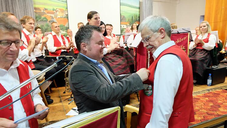 Dominik Sitter (links), stellvertretender Kreisvorsitzender des NBMB, nahm die Ehrungen vor. Foto: Philipp Bauernschubert