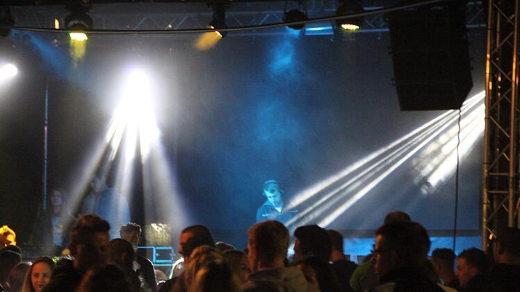 Bis in die Nacht feierte die Menge vor der Jugendbühne auf dem Sinnauplatz. Foto: Alexander Martin