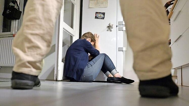 Häusliche Gewalt ist ein Thema, vor dem die Gesellschaft die Augen nicht verschließen darf. Foto: gestelltes SymbolbildMaurizio Gambarini/dpa