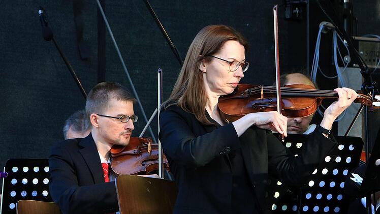 Stimmungsvolles Konzert vor großer Kulisse: Open-Air "Classic und Picknick" im Neustadter Freibad mit dem Orchester der Gesellschaft der Musikfreunde und dem Chor "Ziemlich beste Stimmen".Foto: Jochen Berger