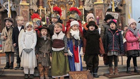 Unter dem Motto "Pssst - Geheimnis" suchten - und fanden - die kleinen Schauspieler des Kindergartens Limbach mit einem Detektiv den Sinn von Weihnachten. Sie bekamen daf&uuml;r gro&szlig;en Beifall.  Foto: G&uuml;nther Geiling