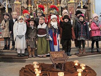 Unter dem Motto "Pssst - Geheimnis" suchten - und fanden - die kleinen Schauspieler des Kindergartens Limbach mit einem Detektiv den Sinn von Weihnachten. Sie bekamen dafür großen Beifall.  Foto: Günther Geiling