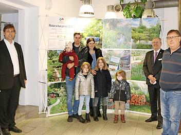 Bei der Preisverleihung (v. l.): Landrat Hermann Ulm, Familie Lindner aus Hausen, Rainer Lang und Hans Schilling  Foto: PR