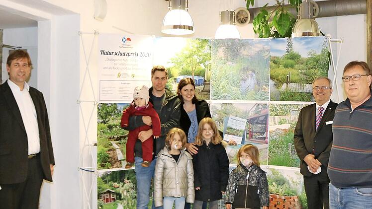 Bei der Preisverleihung (v. l.): Landrat Hermann Ulm, Familie Lindner aus Hausen, Rainer Lang und Hans Schilling  Foto: PR