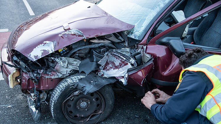 Alleinbeteiligt gegen Ampel gekracht