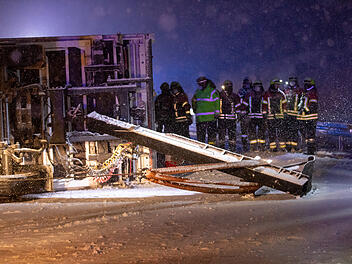 Lastwagen kommt auf spiegelglatter Fahrbahn ins Schleudern