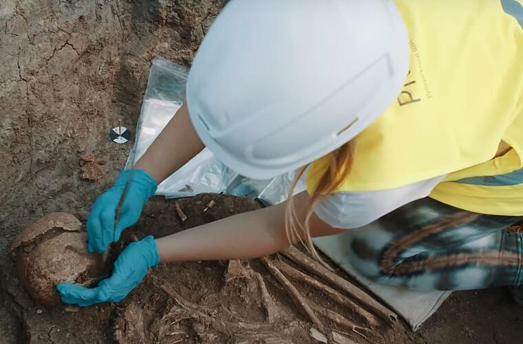 Video zeigt Entdeckung bei Bergrheinfeld: "Auf einmal hat man das Grab gesehen"
