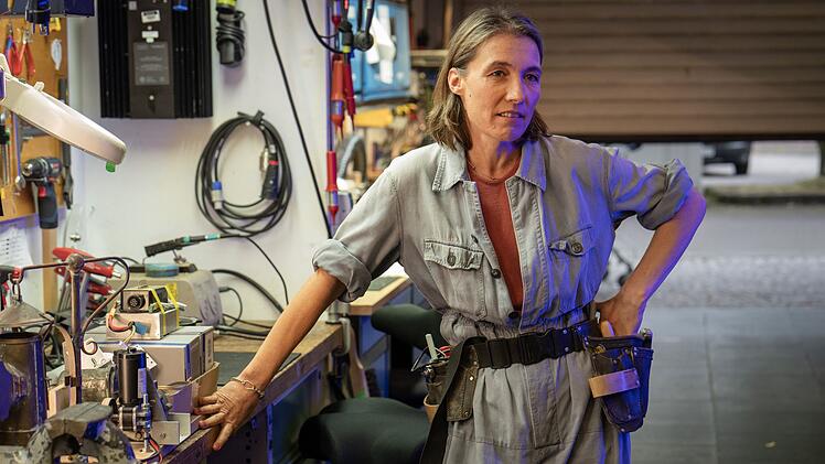 Multi-Handwerkerin Eva Kr&uuml;ger (Katja B&uuml;rkle) ist das M&auml;dchen f&uuml;r alles an der K&ouml;lner Oper. Sie kennt sich in den Geb&auml;uden aus, wie keine andere - und &ouml;ffnet den Ermittlern viele T&uuml;ren.