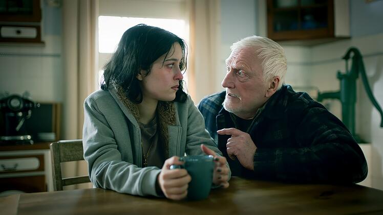 Tamara Jacobsen (Maya Lauterbach) baut schnell Vertrauen zu Richard Dorn (Ernst St&ouml;tzner) auf.