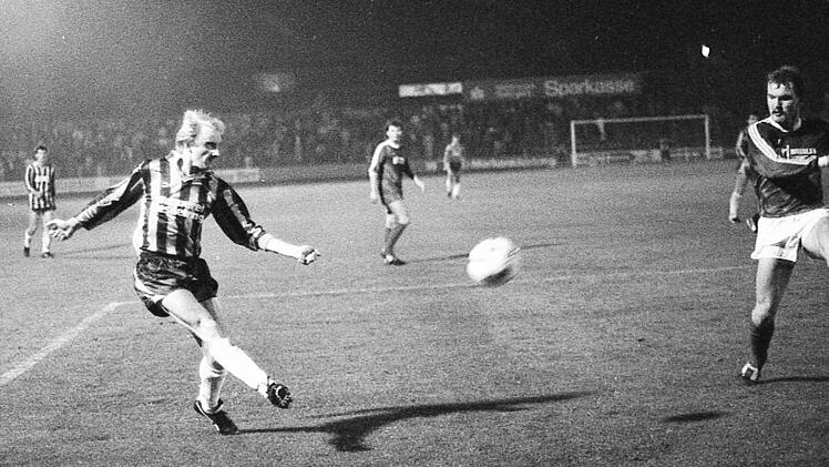 2600 Fans sehen den 3:2-Erfolg des SV Heidingsfeld (dunkle Hosen) &uuml;ber den FC Schweinfurt 05.