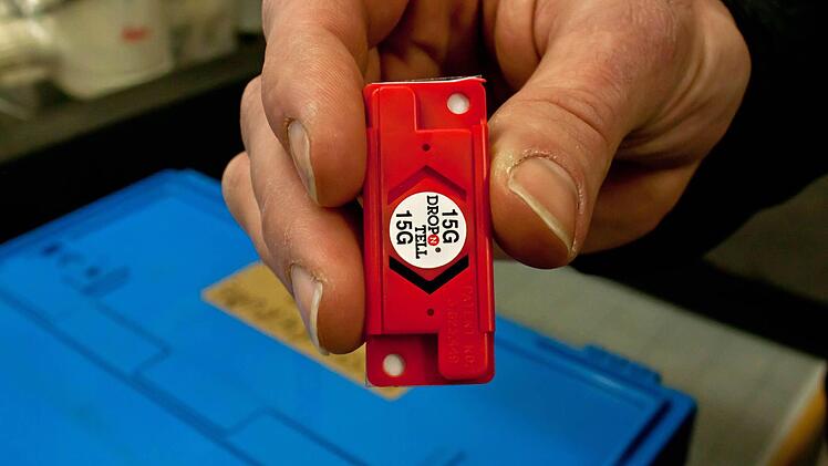 Klein, aber hilfreich: Schockwächter dokumentieren den Transport. Blaue Farbe signalisiert Erschütterungen.