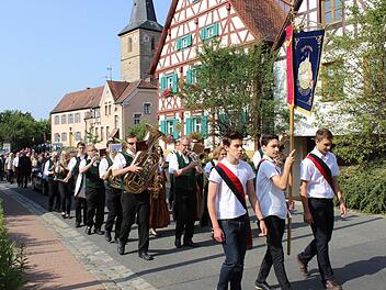 Mit musikalischer Unterstützung marschiert der Jubelverein voraus. Fotos: fra-press