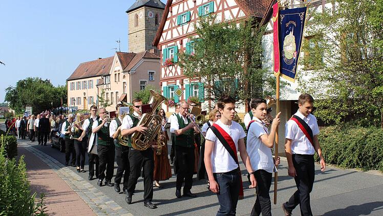 Mit musikalischer Unterstützung marschiert der Jubelverein voraus. Fotos: fra-press